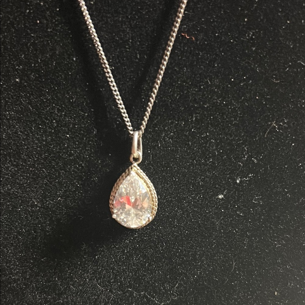 Elegant Silver Teardrop Pendant‎ Necklace